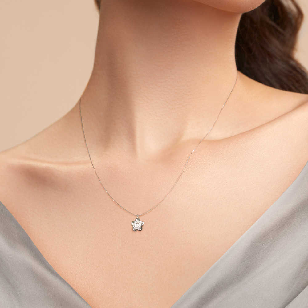Lantisor din aur 18K cu pandantiv floare cu diamante 0,05 ct., model Orsini 0442CI Lantisor din aur 18K cu pandantiv floare cu diamante 0,05 ct., model Orsini 0442CI