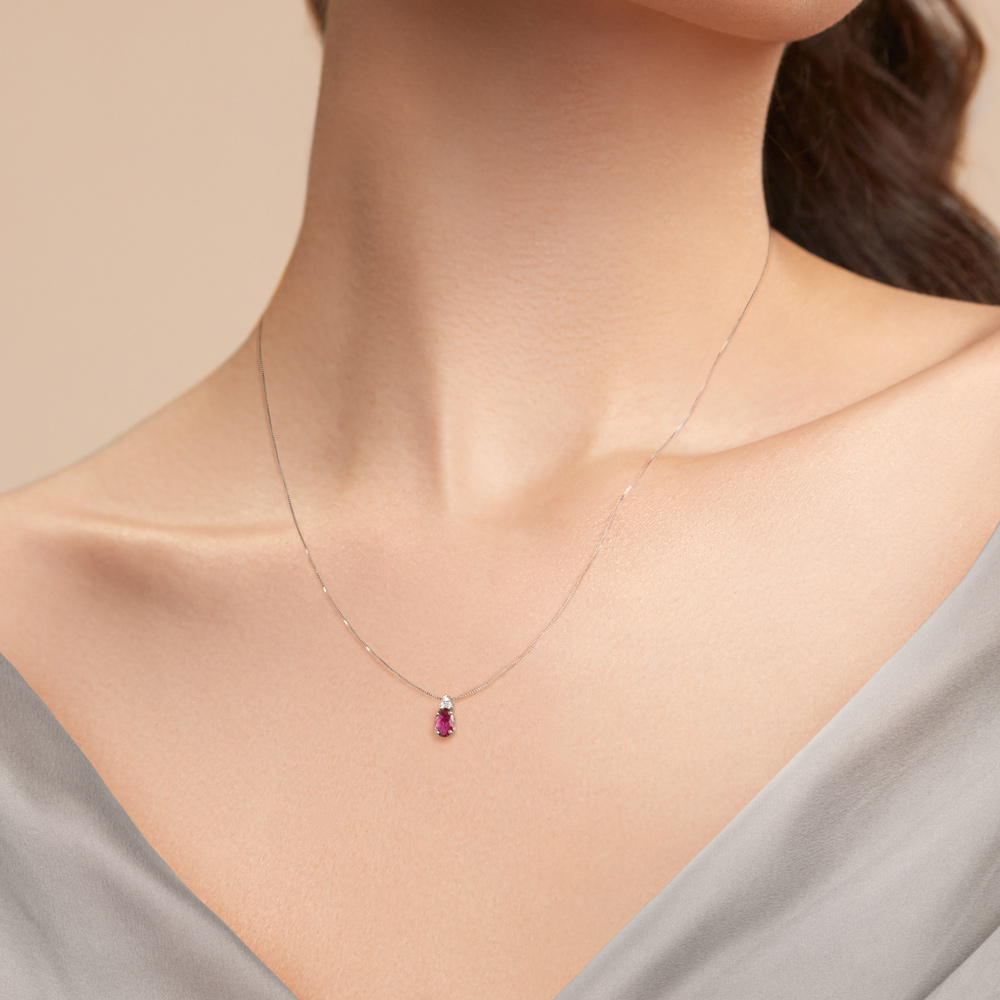 Lantisor din aur 18K cu pandantiv cu rubin 0,28 ct. si diamante 0,03 ct., model Orsini CI1690R4X6 Lantisor din aur 18K cu pandantiv cu rubin 0,28 ct. si diamante 0,03 ct., model Orsini CI1690R4X6
