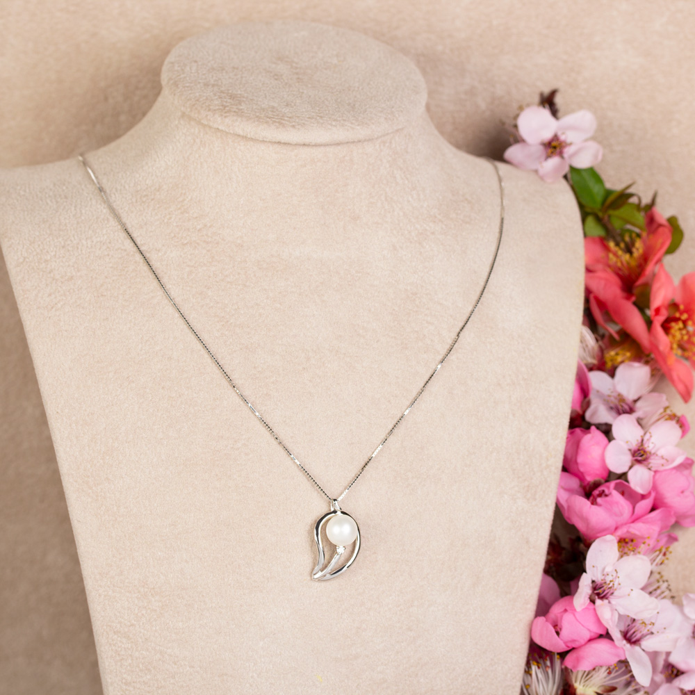 Lantisor din aur 18K cu pandantiv cu perla 0,30 gr. si diamant 0,02 ct., model Orsini 0381CI Lantisor din aur 18K cu pandantiv cu perla 0,30 gr. si diamant 0,02 ct., model Orsini 0381CI