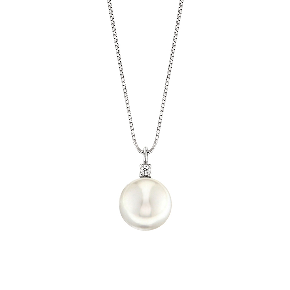 Lantisor din aur 18K cu pandantiv cu perla Akoya 0,70 gr. si diamant 0,01 ct., model Orsini 0426CI-07 Lantisor din aur 18K cu pandantiv cu perla Akoya 0,70 gr. si diamant 0,01 ct., model Orsini 0426CI-07