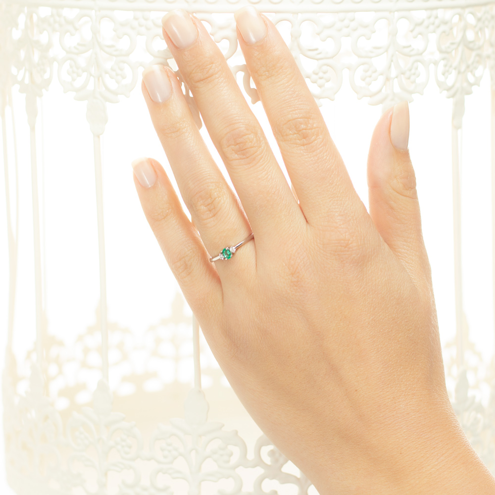 Inel din aur 18K cu smarald 0,18 ct. si diamante 0,05 ct., model Orsini 2683G-S3X4 Inel din aur 18K cu smarald 0,18 ct. si diamante 0,05 ct., model Orsini 2683G-S3X4