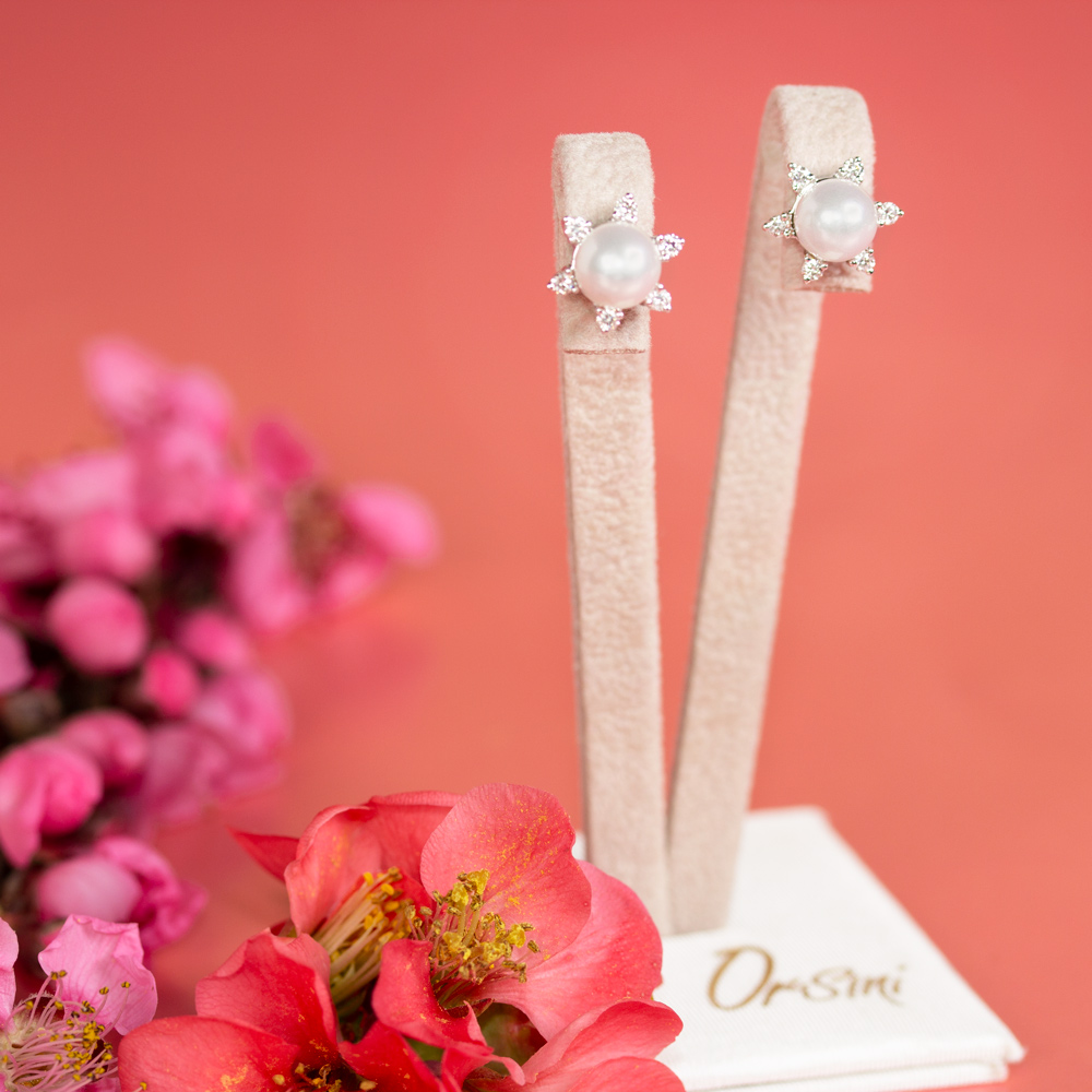 Cercei din aur 18K cu perle Akoya 1,00 gr. si diamante 0,31 ct., model Orsini OR0358 Cercei din aur 18K cu perle Akoya 1,00 gr. si diamante 0,31 ct., model Orsini OR0358